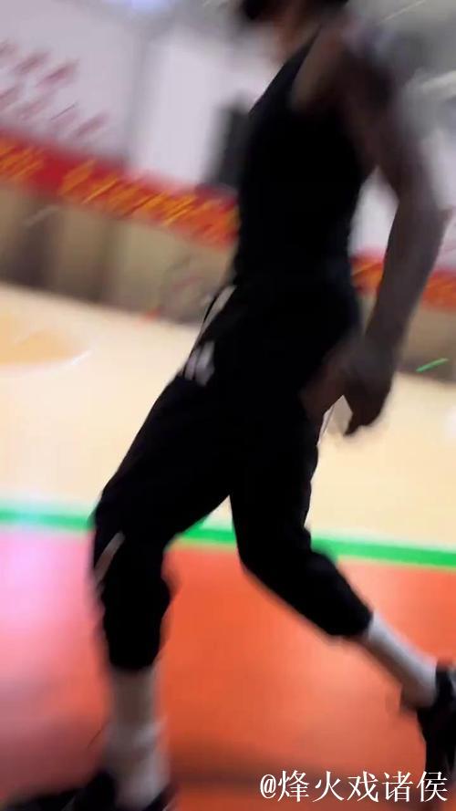 辽篮训练师社媒分享球队踩场图集并配文：GAME 1